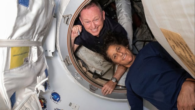 Auf diesem von der NASA zur Verfügung gestellten Foto posieren die Boeing Crew Flight Test-Astronauten Barry "Butch" Wilmore (l) und Suni Williams für ein Porträt im Vorraum zwischen der vorderen Öffnung des Harmony-Moduls der Internationalen Raumstation (ISS) und dem Starliner-Raumschiff von Boeing.