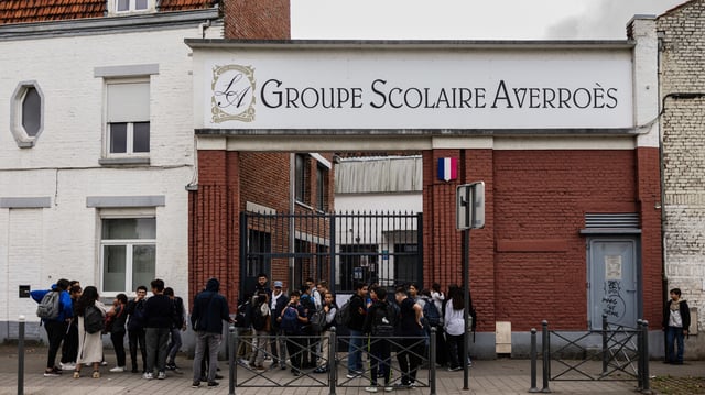 Des élèves quittent le lycée Averroes à Lille, dans le nord de la France, le 28 septembre 2023.