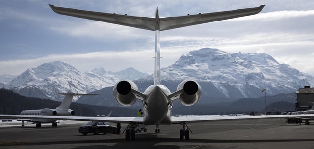 Privatjets stehen auf dem Engadin Airport (Archiv). Die Unglücksmaschine war deutlich kleiner