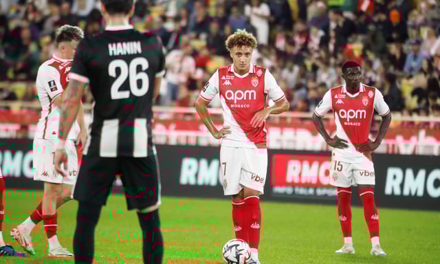 a Fédération française de football (FFF) interdit strictement toute pause de jeu pour des raisons religieuses, y compris pour la rupture du jeûne de ramadan.