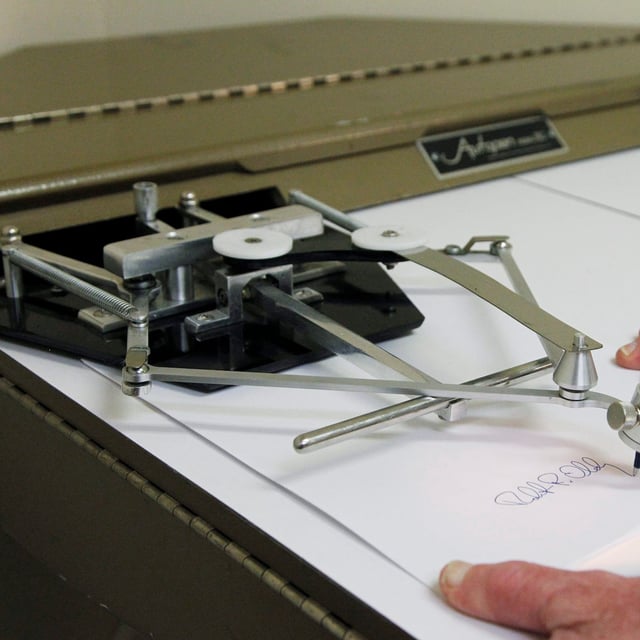 A demonstration of an old model autopen in 2011.
