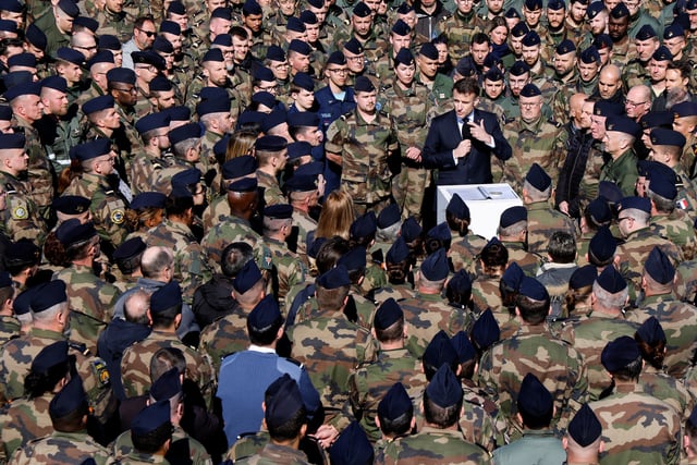 Emmanuel Macron annonce que l'armée de l'air et de l'espace «bénéficiera de davantage de commandes de Rafale»