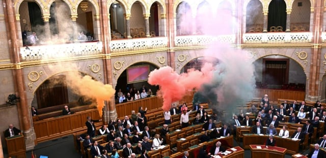 Des membres de l'opposition diffusent des fumigènes au parlement hongrois à Budapest le 18 mars 2025, où la majorité a adopté une loi pour bannir la Marche des fiertés