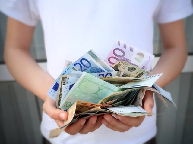 Ein Schüler soll 18.000 Euro gestohlen haben. 