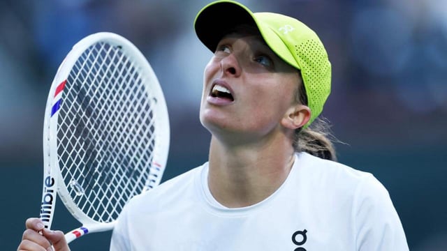 Iga Swiatek shows her frustration to the umpire during her three set defeat to Mirra Andreeva. (Getty Images via AFP)