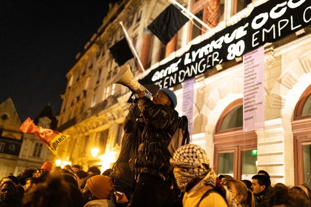 Rassemblement du Collectif des jeunes du parc de Belleville et des associations devant la Gaîté Lyrique, le 17 mars 2025, avant l'évacuation ordonné par le préfet de Paris, Laurent Nuñez.