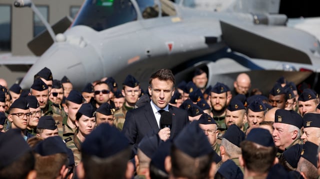 Emmanuel Macron fait un discours devant un rafale, à la base de Saint-Sauveur, le 18 mars 2025.