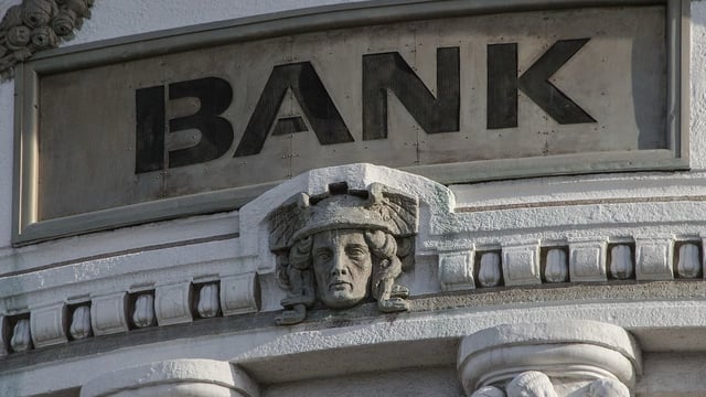 Goldman sees only two Fed rate cuts in 2025, BOfA sees extended Fed pause. (JamesQube/Pixabay)