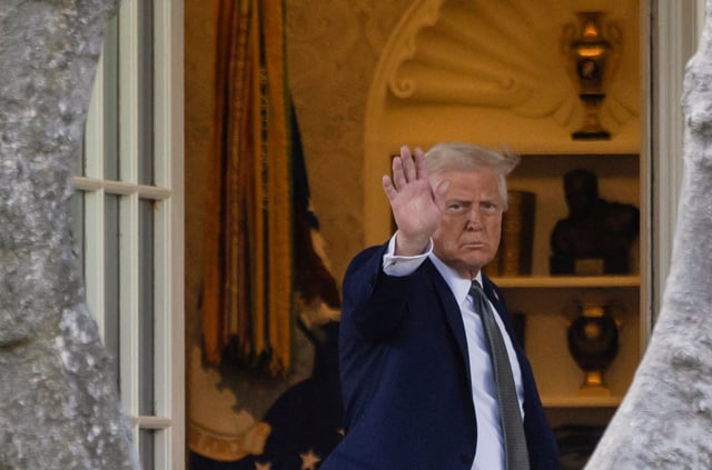 U.S. President Donald Trump waves as he returns to the White House after attending a board meeting at the Kennedy Center, in Washington, D.C., U.S., March 17, 2025. REUTERS/Carlos Barria/File Photo