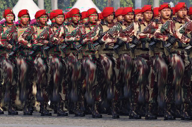 Indonesian Military Special Forces personnel march during the 79th Indonesian Military Anniversary celebrations at the National Monument (Monas) complex in Jakarta, Indonesia, October 5, 2024. REUTERS/Ajeng Dinar Ulfiana/File Photo