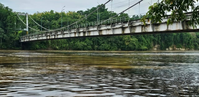 Des nappes de pétrole dans la rivière Esmeraldas au niveau du pont de Tachina après une fuite d'hydrocarbures,le 17 mars 2025 en Equateur