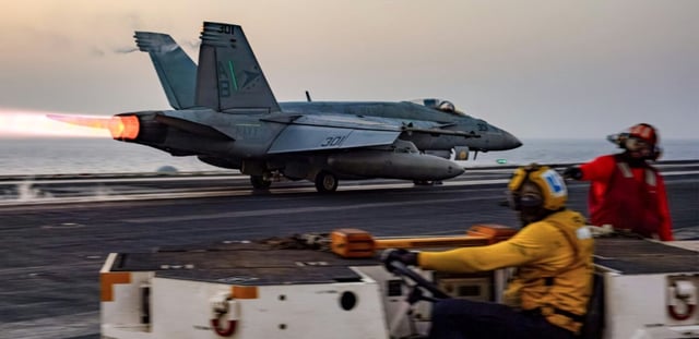 Un F/A-18 Super Hornet américain décolle du porte-avions USS Harry S. Truman en mer Rouge, le 16 mars 2025