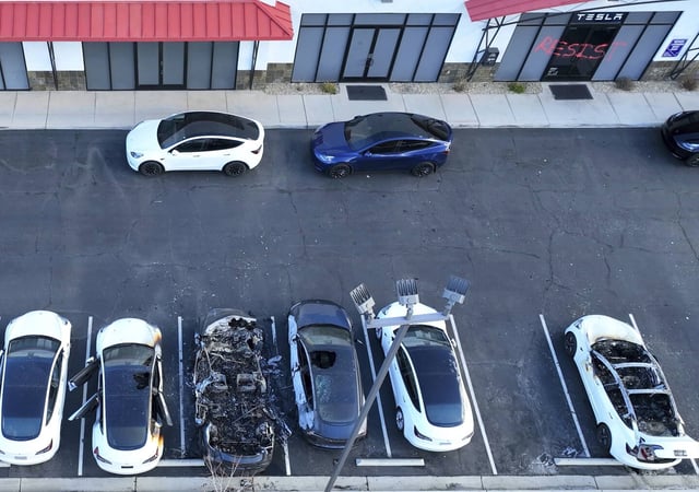 Plusieurs véhicules Tesla incendiés dans un centre de service Tesla à Las Vegas, mardi 18 mars 2025.