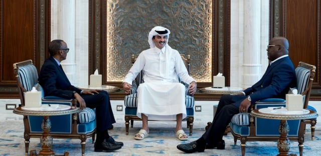 Photo de la rencontre des présidents congolais Félix Tshisekedi et rwandais Paul Kagame le 18 mars 2025 à Doha sous la médiation de l'émir du Qatar Tamim ben Hamad Al-Thani, distribuée par le gouvernement qatari