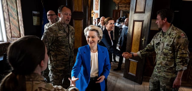 Die dänische Ministerpräsidentin Frederiksen und EU-Kommissionschefin von der Leyen in der Offiziersschule der Armee auf Schloss Frederiksberg in Kopenhagen