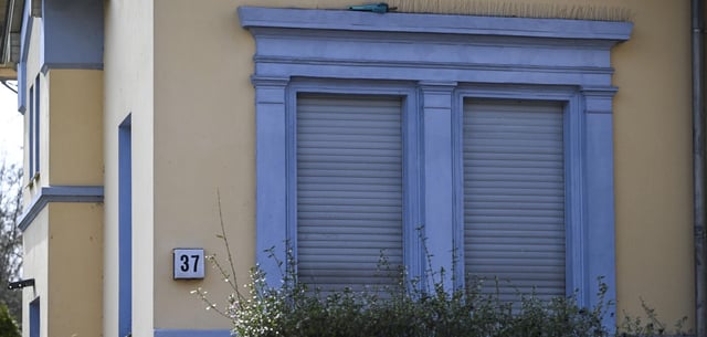 Fenster einer Clan-Villa in Buckow im Bezirk Neukölln