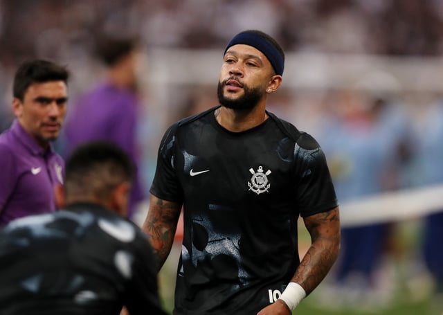 Soccer - Paulista Championship - Semi final - Corinthians v Santos - Neo Quimica Arena, Sao Paulo, Brazil - March 9, 2025 Corinthians' Memphis Depay during the warm up before the match REUTERS/Carla Carniel/File Photo