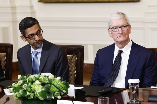 Google CEO Sundar Pichai (L) and Apple CEO Tim Cook (R).