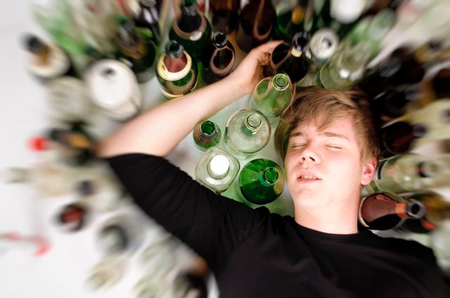 Un jeune sur dix s’estime dépendant à l’alcool ou à une drogue, indique la Cour des comptes.