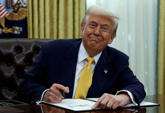 FILE PHOTO: U.S. President Donald Trump signs an executive order in the Oval Office of the White House in Washington, D.C., U.S., March 7, 2025. REUTERS/Evelyn Hockstein/File Photo/File Photo