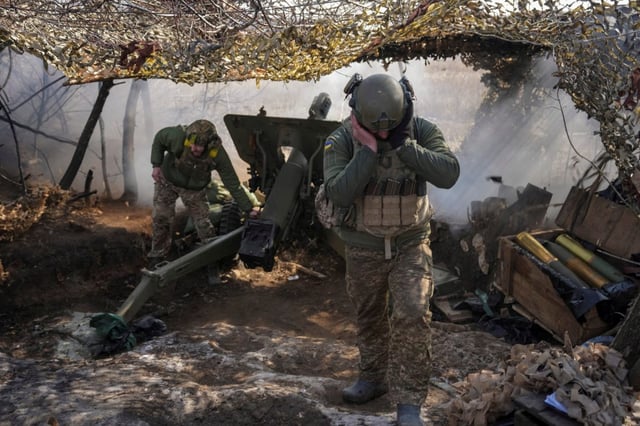 Ukrainian soldiers fire a howitzer towards Russian troops near the Donbas city of Pokrovsk (Photo: Inna Varenytsia/Reuters)