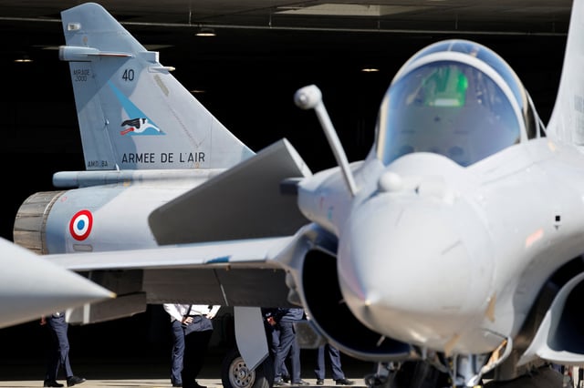 Des avions Dassault Rafale et Dassault Mirage 2000 sur la base aérienne Luxeuil-Saint-Sauveur de l’Armée de l’air et de l’espace.