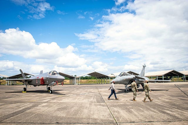À droite le F-35A de l'américain Lockheed Martin, à gauche le Rafale du français Dassault. Si les deux appareils ont un écart technologique à l'avantage du premier, le second tire son épingle du jeu par sa polyvalence sans excès de contrôle français sur son usage par le pays acheteur. 
