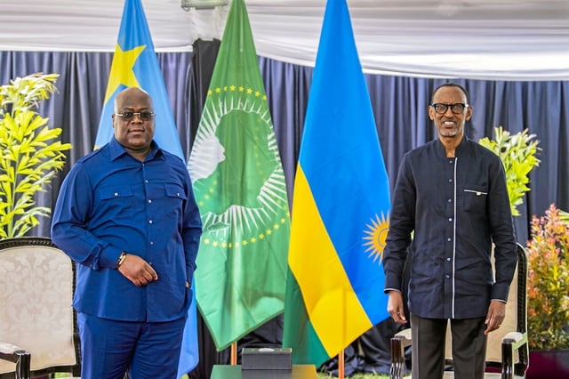 Le président rwandais Paul Kagame (à droite) et son homologue de la République démocratique du Congo (RDC), Félix Tshisekedi, posant pour une photo après leur rencontre dans la ville de Rubavu, au Rwanda, le 25 juin 2021. 
