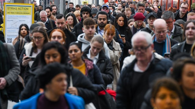 Liz McKeown, director of economic statistics at the ONS, said wage growth remained “relatively strong, with pay growth high in both the public and private sectors, despite the latter slowing slightly in the latest period”