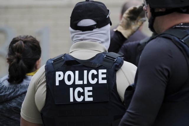 Federal agents move in to re-open the Immigration and Customs Enforcement (ICE) office in Portland, Ore., on June 28, 2018. (Photo by Alex Milan Tracy/Sipa USA)(Sipa via AP Images)