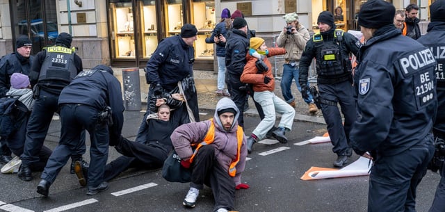 Dezember 2024: Mitglieder der „Letzten Generation“ versuchen vor dem Hotel Adlon eine Straße zu blockieren
