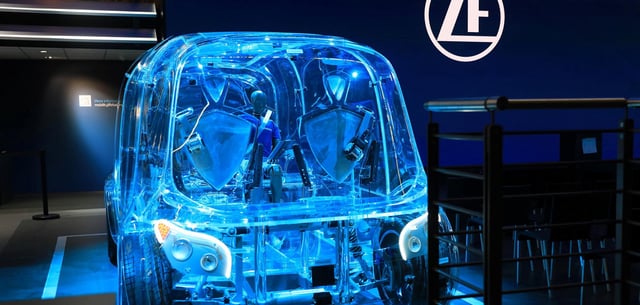 Ein Ausstellungs-Modell des Autozulieferers ZF an einem Messestand