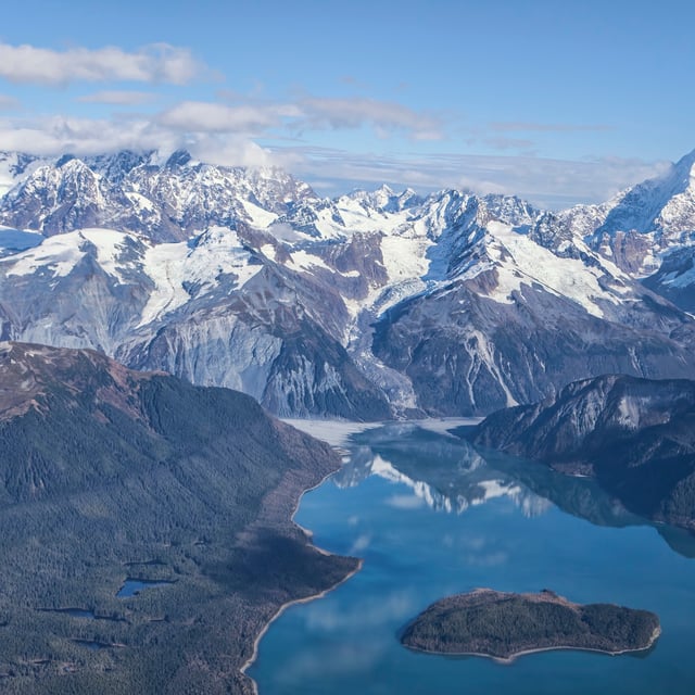 Blick auf die Lituya Bay in Alaska mit dem Mount Fairweather im Hintergrund.