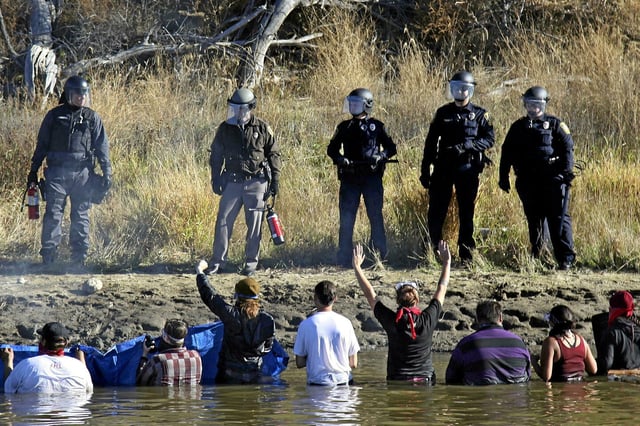Des manifestants de Greenpeace manifestant contre l'expansion d'un pipeline dans le Dakota.
