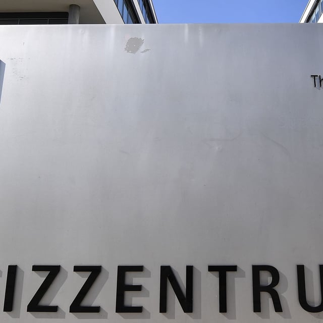 Der Eingang zum Justizzentrum Jena. Eine mutmaßliche Linksextremistin hat sich den Behörden gestellt. (Symbolbild)