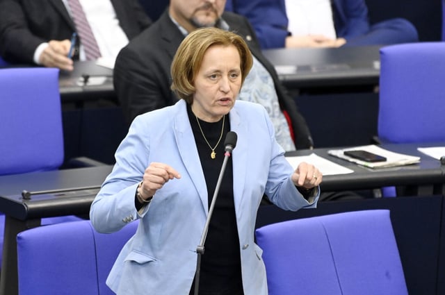 Fällt besonders oft auf: Beatrix von Storch (AfD) in der 214. Sitzung des Deutschen Bundestages zur Änderung des Grundgesetzes im Reichstagsgebäude. FOTO: picture alliance / Geisler-Fotopress | Frederic Kern/Geisler-Fotopress