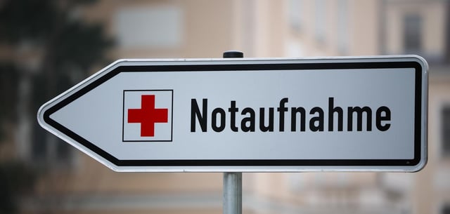 Ein Schild weist den Weg zur Notaufnahme. In Köln wird eine unterirdische Intensivstation für einen möglichen Massenanfall von Patienten geplant