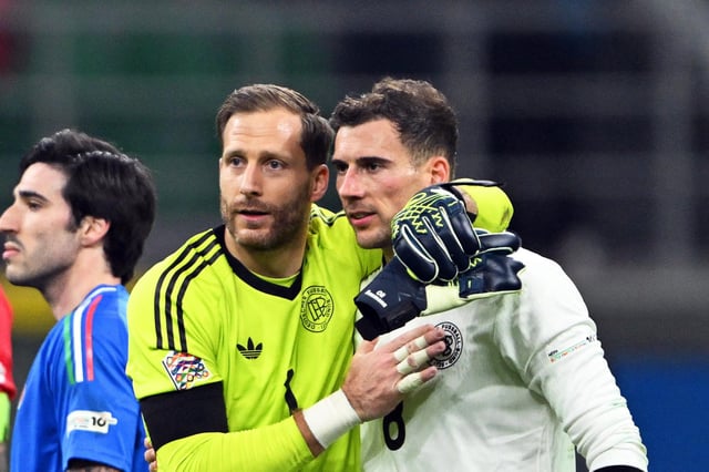 Baumann feiert mit dem Siegtorschützen Leon Goretzka (r.)