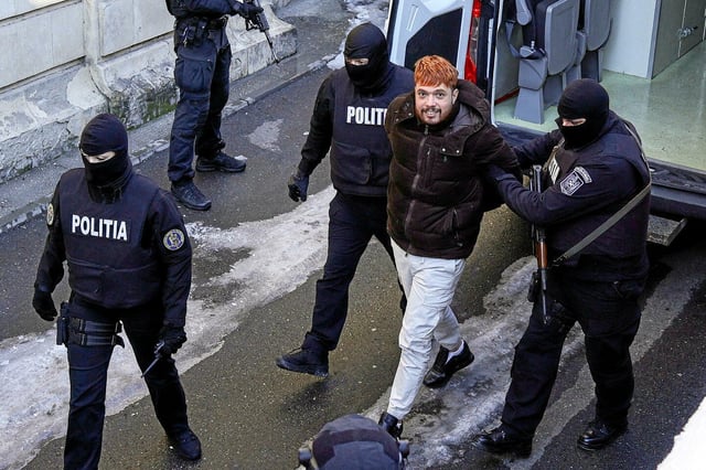 Arrestation à Bucarest du narcotraficant Mohamed Amra. Certaines dispositions de la loi pour « sortir la France du piège du narcotrafic », qui durcit la répression contre les dealeurs, menacent de porter un coup sévère aux libertés individuelles.
