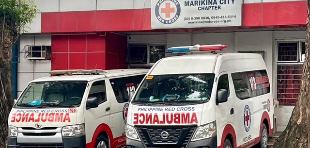 Krankenwagen sind vor einem Hospital in Manila zu sehen