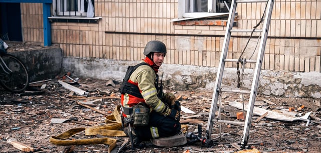 Rettungskräfte bergen nach einem russischen Drohnenangriff auf ein Krankenhaus in Krasnopillja im Gebiet Sumy die Trümmer