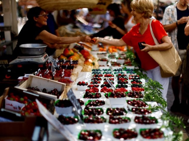 Shoppers buy fruits at a local market in Nice, France, June 8, 2023. REUTERS/Eric Gaillard//File Photo