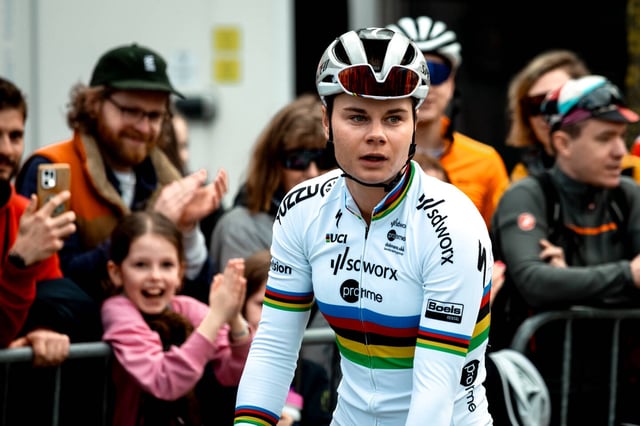 La championne du monde Lotte Kopecky avant le départ du Tour des Flandres 2024.
