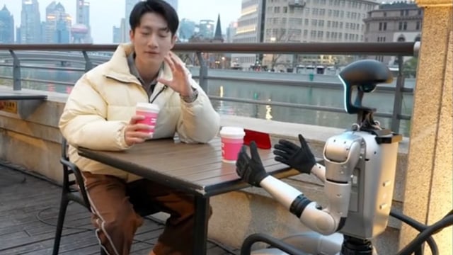 Chinese influencer rents robot