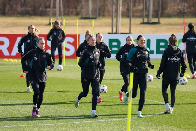 Archivbild einer Trainingseinheit der Fußball-Frauen-Nationalmannschaft im Februar. Im Bild: v.li. Pia-Sophia Wolter, Giulia Gwinn und Giovanna Hoffmann