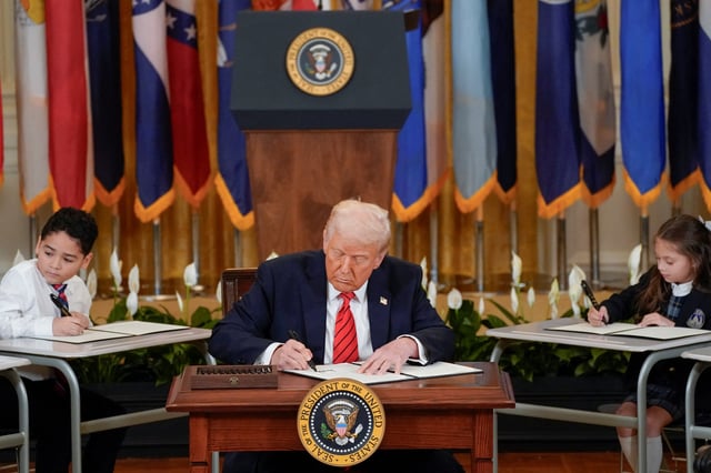 Le président américain Donald Trump signe un décret exécutif pour fermer le département de l’Éducation, États-Unis, le 20 mars 2025.