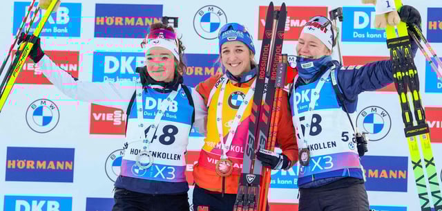 Franziska Preuß (Mitte) jubelt über den Sieg in Oslo. Zweite wurde Lou Jeanmonnot-Laurent (l.), Dritte Suvi Minkkinen