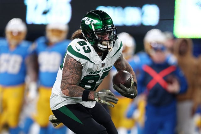 Tight end Tyler Conklin, seen with the New York Jets against the Chargers on Nov. 6, 2023, in East Rutherford, New Jersey, has signed a one-year deal with the Chargers. (Photo by Elsa/Getty Images)