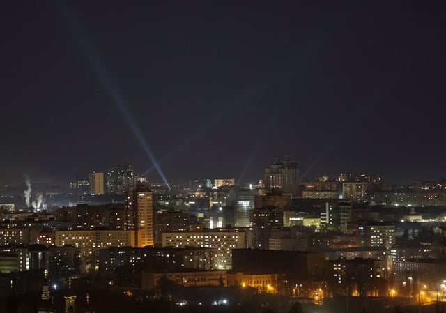 L’armée ukrainienne cherche des drones russes dans le ciel de Kiev, dans la nuit de vendredi 21 à samedi 22 mars.