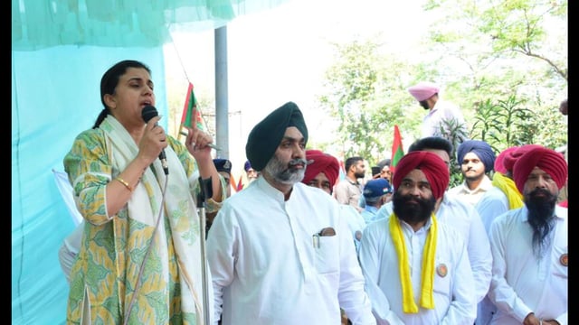 Col Pushpinder Bath’s wife Jasvinder Kaur addressing a gathering outside the DC office in Patiala on Saturday. (HT Photo)